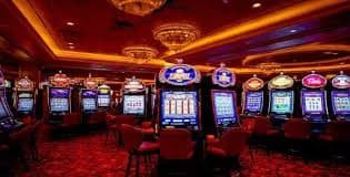 Studio live dealer jelas 777 dengan kamera multi-sudut dan dealer profesional